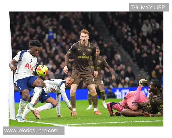 英超激战曼城与热刺握手言和乌龙球引发争议判罚全场沸腾